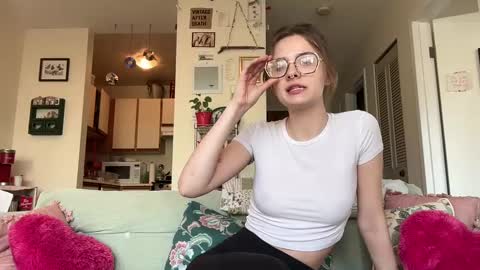 Snapshot of maevebaezie chatting on 01-11-25, 10:29 maeve online show from 01-11-25, 10:29