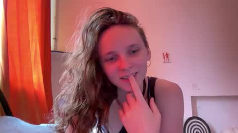 Snapshot of magic_mini_moon chatting on 09-18-25, 09:11 Mikky or Moon online show from 09-18-25, 09:11