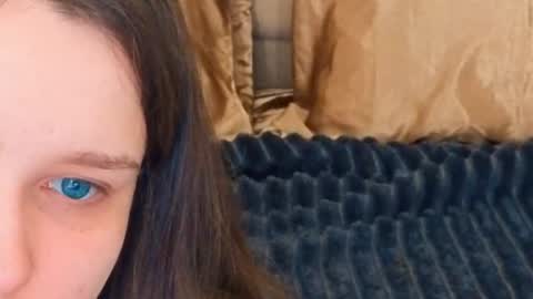 Snapshot of magicpeachhs chatting on 05-01-26, 05:56 Emily online show from 05-01-26, 05:56