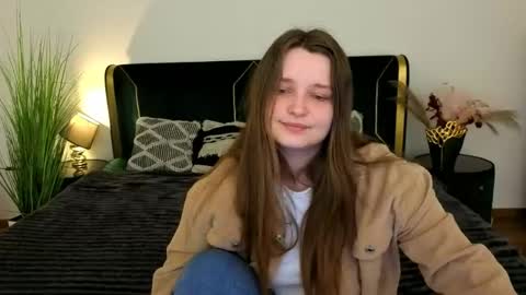 Snapshot of magicpeachhs chatting on 05-11-26, 06:08 Emily online show from 05-11-26, 06:08