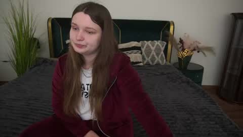 Snapshot of magicpeachhs chatting on 06-12-26, 06:23 Emily online show from 06-12-26, 06:23