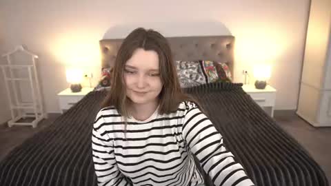 Snapshot of magicpeachhs chatting on 06-17-26, 12:40 Emily online show from 06-17-26, 12:40