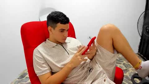 Snapshot of magnificent_star18 chatting on 10-19-25, 06:25 RONALD online show from 10-19-25, 06:25