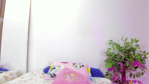 Snapshot of maia_goldenn chatting on 01-05-25, 09:26 maia online show from 01-05-25, 09:26
