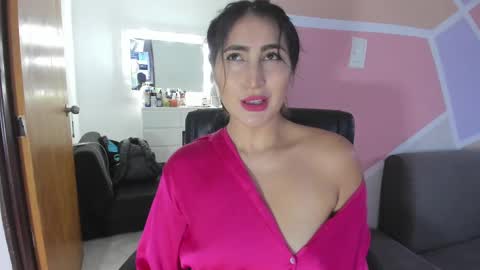 Snapshot of maiaconnor chatting on 09-17-25, 10:55 online show from 09-17-25, 10:55