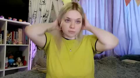 Snapshot of mairaspratlen chatting on 02-25-26, 03:10 Karen online show from 02-25-26, 03:10