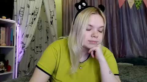 Snapshot of mairaspratlen chatting on 02-27-26, 03:34 Karen online show from 02-27-26, 03:34