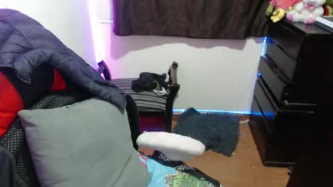 Hello friends Im on another account    online show from 03-07-25, 05:18