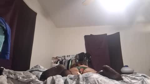 Snapshot of mamadearest chatting on 12-03-25, 06:21 Mamadearest online show from 12-03-25, 06:21