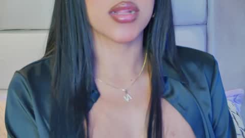 Snapshot of mami_natacha19x chatting on 11-22-25, 06:01 nati online show from 11-22-25, 06:01