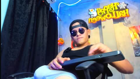 Manuel online show from 10-27-25, 01:20