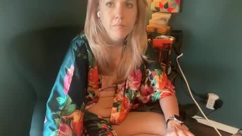 Elle online show from 10-22-25, 03:34