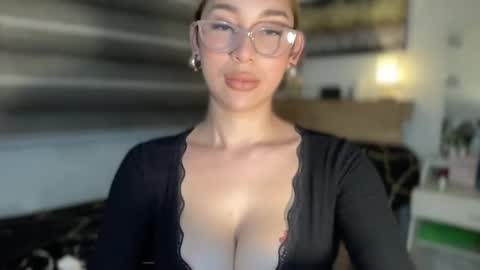 Snapshot of maria_sopia18 chatting on 02-24-25, 11:43 Sopia Nicart online show from 02-24-25, 11:43