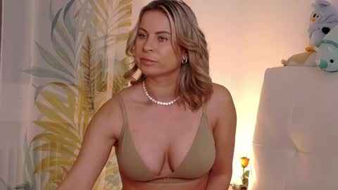 Snapshot of mariafame chatting on 05-12-26, 04:09 NEW ACCOUNT MariaMIlan online show from 05-12-26, 04:09
