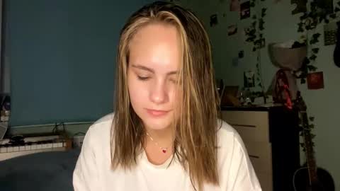 Snapshot of mariamcleverley chatting on 09-22-25, 04:53 Mia online show from 09-22-25, 04:53