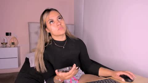 Snapshot of mariana__roe chatting on 12-25-24, 01:41 Mariana Roe online show from 12-25-24, 01:41