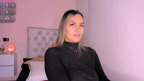 Snapshot of mariana__roe chatting on 02-19-25, 02:55 Mariana Roe online show from 02-19-25, 02:55