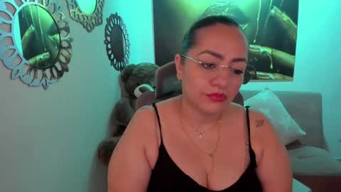 Snapshot of marianalopez81 chatting on 05-20-26, 11:55 Mariana Lopez online show from 05-20-26, 11:55