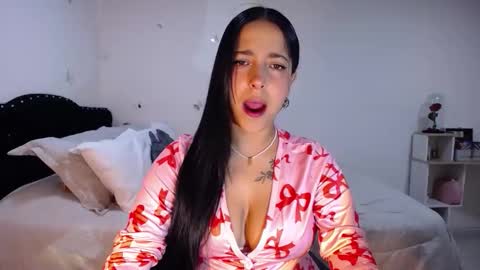 Snapshot of marie_daved chatting on 10-12-25, 02:21 Nicolle online show from 10-12-25, 02:21