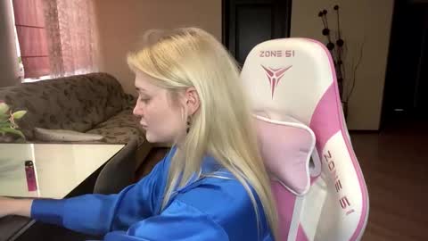 Hey Im Ash  I think together we can hit first 10 thumbs up online show from 03-06-26, 10:23