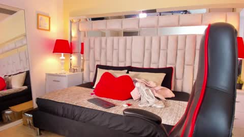 mariiahneedles online show from 01-11-25, 01:06