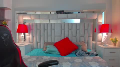 mariiahneedles online show from 10-17-25, 01:20