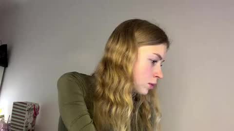 Snapshot of mariluspringle chatting on 02-22-26, 05:22 Elisabeth online show from 02-22-26, 05:22