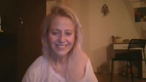 Snapshot of marrygorund chatting on 01-17-25, 03:12 MaryGoRound online show from 01-17-25, 03:12