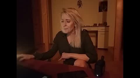 Snapshot of marrygorund chatting on 01-30-25, 02:38 MaryGoRound online show from 01-30-25, 02:38