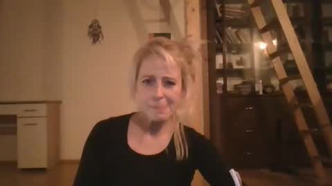 Snapshot of marrygorund chatting on 03-01-25, 02:15 MaryGoRound online show from 03-01-25, 02:15