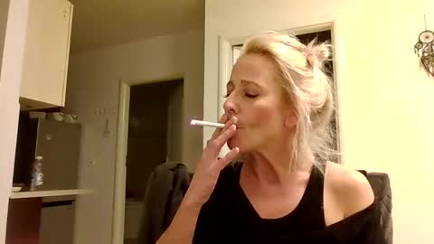 Snapshot of marrygorund chatting on 11-02-25, 04:42 MaryGoRound online show from 11-02-25, 04:42