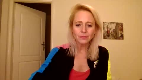 Snapshot of marrygorund chatting on 11-12-25, 11:25 MaryGoRound online show from 11-12-25, 11:25