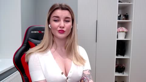 Snapshot of marti_lovely chatting on 03-12-25, 12:42 Marti online show from 03-12-25, 12:42