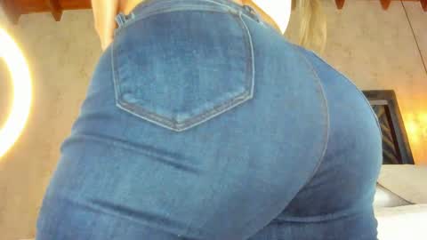 Snapshot of marttina_ruiz chatting on 04-24-26, 07:27 Martina online show from 04-24-26, 07:27