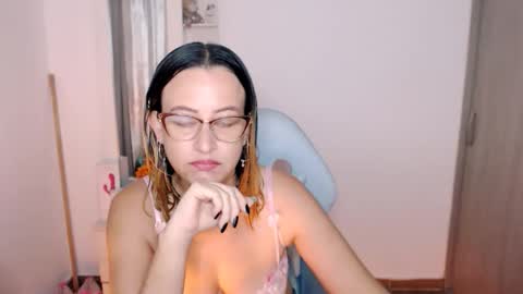 Snapshot of maryline_w chatting on 04-27-26, 01:25 maryline online show from 04-27-26, 01:25