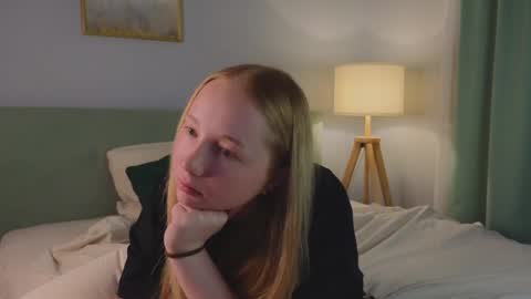 Snapshot of marylouiselidbom chatting on 12-05-25, 01:47 Laura online show from 12-05-25, 01:47