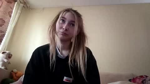 Hi My name is Elina Im 18 years old. online show from 10-01-25, 06:08
