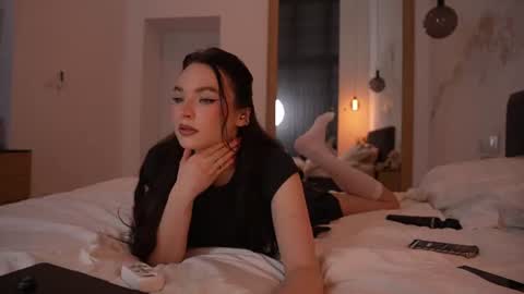 Snapshot of marypsiss chatting on 06-19-26, 10:08 Marina online show from 06-19-26, 10:08