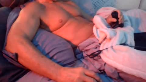 Snapshot of massageartist chatting on 07-18-26, 01:04 HappyZending online show from 07-18-26, 01:04