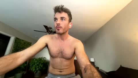 Snapshot of master_louie chatting on 12-10-24, 06:06 muskyjockdick online show from 12-10-24, 06:06