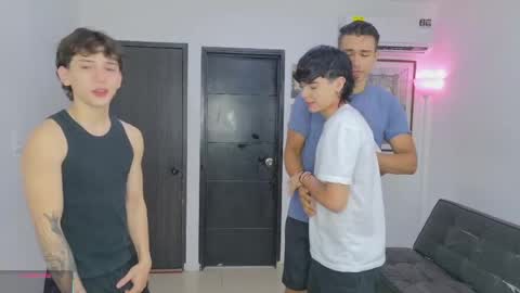 Snapshot of masters_sexx chatting on 06-09-26, 11:11 Team Cris Darwin- Fernando- Stiven- David online show from 06-09-26, 11:11
