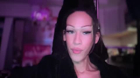 MOLLY MILLS online show from 12-18-25, 03:45