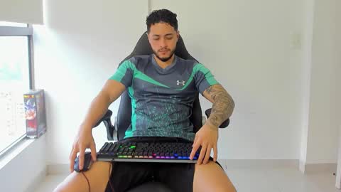 Snapshot of mattia_dupont chatting on 02-11-26, 10:15 Mattias online show from 02-11-26, 10:15