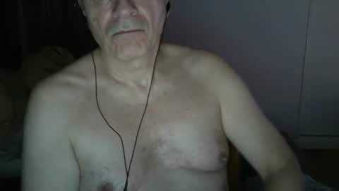 Snapshot of maturehotman chatting on 01-11-25, 09:25 maturehotman online show from 01-11-25, 09:25