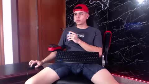 Snapshot of maty_hard chatting on 01-27-25, 04:43 Matias online show from 01-27-25, 04:43