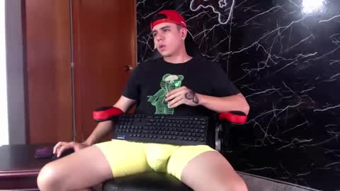 Snapshot of maty_hard chatting on 02-27-25, 04:10 Matias online show from 02-27-25, 04:10