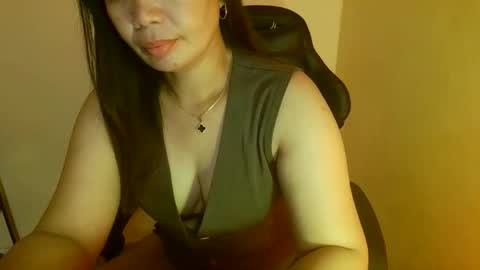 Snapshot of mawi24 chatting on 05-17-26, 12:12 Mau online show from 05-17-26, 12:12