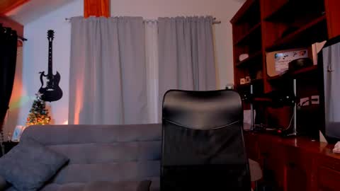 Snapshot of max_dic1 chatting on 12-21-24, 09:58 max D. online show from 12-21-24, 09:58