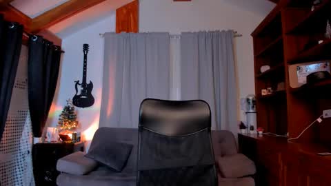 Snapshot of max_dic1 chatting on 01-06-25, 11:51 max D. online show from 01-06-25, 11:51