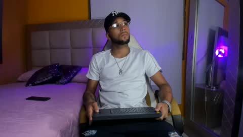 Snapshot of max_sexyhot26 chatting on 02-10-25, 02:30 max_sexyhot26 online show from 02-10-25, 02:30